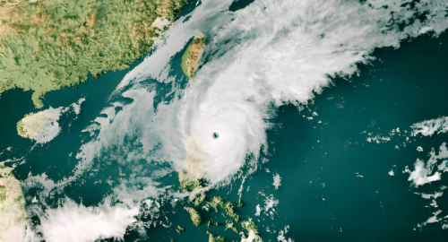 Tifone Noul si abbatte sulla Cina: oltre 340 mila evacuati, Hong Kong bloccata